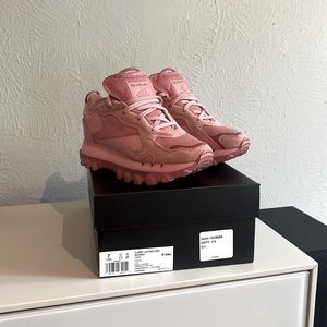Lightly worn sneaker, pink